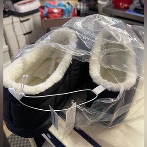 New Old Navy men’s slippers never out of the package extra large